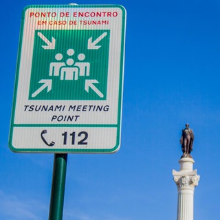 Schild in Lissabon zeigt einen Sammelpunkt und eine Notrufnummer an für den Fall eines Tsunamis: Das Erdbeben 1755 zerstörte Portugals Hauptstadt. – Katastrophen sorgen für Verwüstung, sind aber auch Anstoß für Wandel.