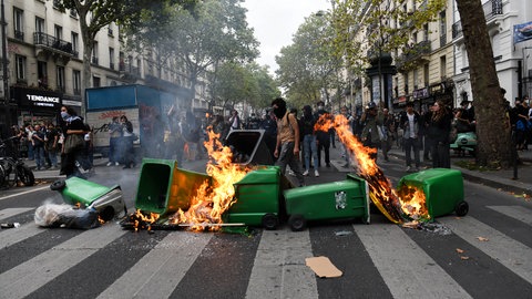 Bloquons tout am 10. September 2025 in Paris: Eine Barrikade aus Mülltonnen brennt. Mit radikalen Protesten wollen Demonstranten ihre Forderungen durchsetzen. In Frankreich sind politische Proteste oft besonders heftig. Woran liegt das? 
