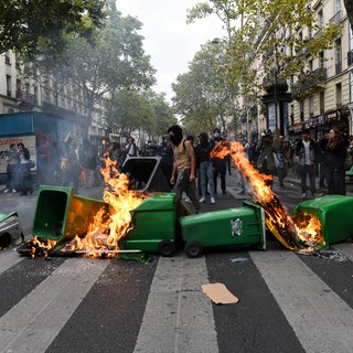 Bloquons tout am 10. September 2025 in Paris: Eine Barrikade aus Mülltonnen brennt. Mit radikalen Protesten wollen Demonstranten ihre Forderungen durchsetzen. In Frankreich sind politische Proteste oft besonders heftig. Woran liegt das? 
