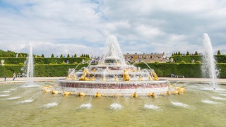 Latonabrunnen im Schlossgarten von Versailles: Wie wurden früher Wasserspiele und Fontänen ohne elektrische Pumpen betrieben?
