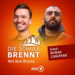 Burak Caniperk und Bob Blume auf dem Podcast-Cover von "Die Schule brennt – Mit Bob Blume"