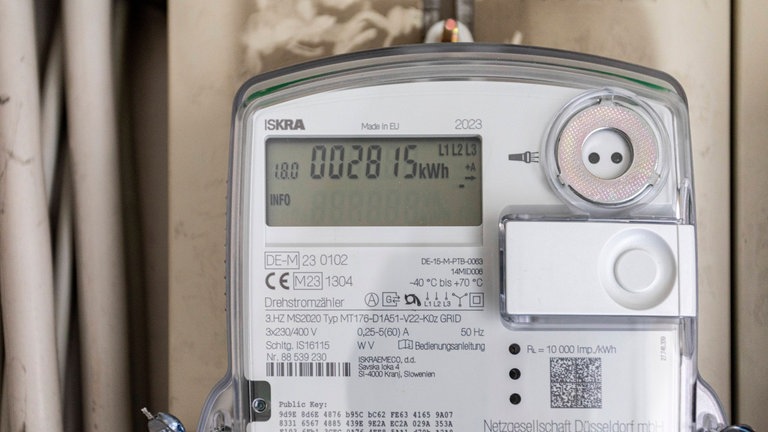 Digitaler Stromzähler im Keller: Smart Meter können die schwankende Erzeugung von Wind- und Solarenergie durch kluge Steuerung des Verbrauchs ausgleichen. Das Netz würde stabiler und der Strompreis niedriger. Doch der Ausbau hakt. 