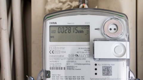 Digitaler Stromzähler im Keller: Smart Meter können die schwankende Erzeugung von Wind- und Solarenergie durch kluge Steuerung des Verbrauchs ausgleichen. Das Netz würde stabiler und der Strompreis niedriger. Doch der Ausbau hakt. 