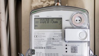 Digitaler Stromzähler im Keller: Smart Meter können die schwankende Erzeugung von Wind- und Solarenergie durch kluge Steuerung des Verbrauchs ausgleichen. Das Netz würde stabiler und der Strompreis niedriger. Doch der Ausbau hakt. 