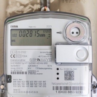 Digitaler Stromzähler im Keller: Smart Meter können die schwankende Erzeugung von Wind- und Solarenergie durch kluge Steuerung des Verbrauchs ausgleichen. Das Netz würde stabiler und der Strompreis niedriger. Doch der Ausbau hakt. 