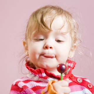 Zweijähriges Mädchen mit einem Lolli