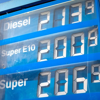 Preise für Kraftstoff an einer Tankstelle in Berlin nach militaerischem Angriff der USA und Israel auf den Iran gestiegen.