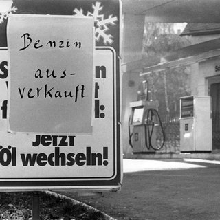 "Benzin ausverkauft" heißt es am 18.11.1973 an einer Tankstelle in Stuttgart. Viele Tankstellen in der Bundesrepublik mußten auf Grund von Benzinmangel am letzten so genannten Autofahrer-Sonntag schließen. 