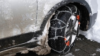 Pkw mit Schneekette am Reifen: Warum darf man mit Schneeketten nur 50 kmh fahren?