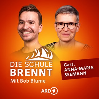 Anna-Maria Seemann und Bob Blume auf dem Podcast-Cover von "Die Schule brennt – Mit Bob Blume"