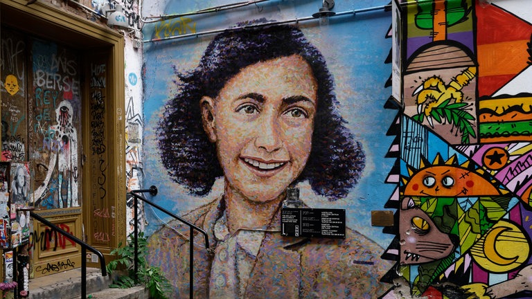 Porträt von Anne Frank als Mauerbild am Anne-Frank-Zentrum in den Hackeschen Höfen in Berlin: Anne Franks Tagebücher von 1942 bis 1944 gelten als eines der bekanntesten persönlichen Zeugnisse der NS-Zeit. 