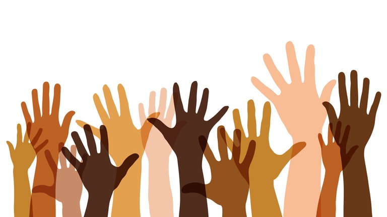 Hände einer multikulturellen Gruppe, nach oben gereckt (Illustratio): Menschen haben Rechte – auf Gesundheit und Bildung, auf Arbeit und faire Gerichtsverfahren. Doch Menschenrechte verändern sich auch oder werden neu ausgelegt.