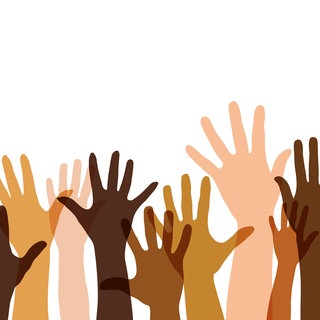 Hände einer multikulturellen Gruppe, nach oben gereckt (Illustratio): Menschen haben Rechte – auf Gesundheit und Bildung, auf Arbeit und faire Gerichtsverfahren. Doch Menschenrechte verändern sich auch oder werden neu ausgelegt.