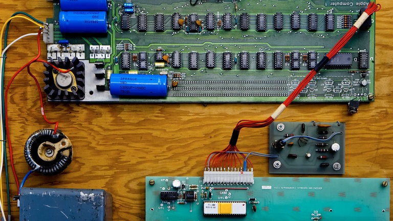 Steve Wozniak präsentierte den Prototyp des Apple I erstmals im April 1976 seinen Freunden. Heute ist Apple eines der mächtigsten und wertvollsten Unternehmen der Welt.