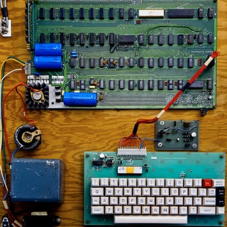 Steve Wozniak präsentierte den Prototyp des Apple I erstmals im April 1976 seinen Freunden. Heute ist Apple eines der mächtigsten und wertvollsten Unternehmen der Welt.