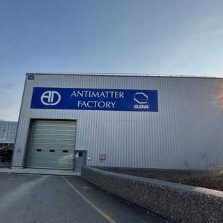 Blick auf ein Gebäude am Kernforschungszentrum Cern. Dort hergestellte Antimaterie-Teilchen sollen mit einem speziellen Container per LKW transportiert werden. 