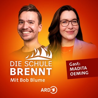Madita Oeming und Bob Blume auf dem Podcast-Cover von "Die Schule brennt – Mit Bob Blume"