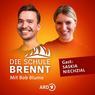 Saskia Niechzial und Bob Blume auf dem Podcast-Cover von "Die Schule brennt – Mit Bob Blume"