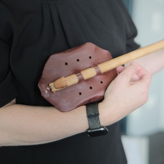 Die Ägyptologin Heidi Köpp-Junk hält eine alte Laute in den Händen. 