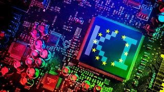 Computerchip mit Fahne der EU und Aufschrift KI: Mikrochips, Solarmodule, Elektroautos: Zentrale Produkte hängen oft von chinesischen Lieferketten ab. Gleichzeitig besteht eine große Abhängigkeit von US-Tech-Konzernen.