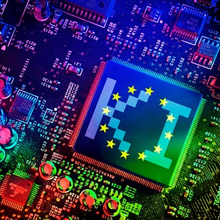 Computerchip mit Fahne der EU und Aufschrift KI: Mikrochips, Solarmodule, Elektroautos: Zentrale Produkte hängen oft von chinesischen Lieferketten ab. Gleichzeitig besteht eine große Abhängigkeit von US-Tech-Konzernen.