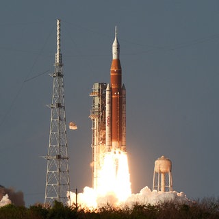 Die SLS-Rakete (Space Launch System) mit der Orion-Kapsel an Bord – die NASA-Astronauten Reid Wiseman, Victor Glover und Christina Koch sowie der kanadische Astronaut Jeremy Hansen – startet am 1. April 2026 von Startrampe 39B des Kennedy Space Centers in Cape Canaveral, Florida. Die Artemis-II-Besatzung wird mehr als neun Tage auf einer Reise um den Mond verbringen, bevor sie im Pazifik wassert. 