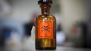 ILLUSTRATION - Eine Chemieglasflasche mit einem Aufkleber für "Giftig" und einem Totenkopf-Symbol.