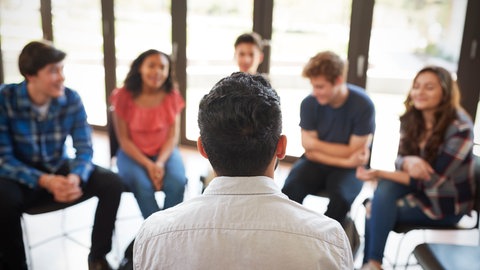 Jugendliche diskutieren in einem Stuhlkreis: Sinti und Roma werden in Deutschland überall diskriminiert; auch in der Schule. Dabei kann mehr Wissen und die Beschäftigung mit der Minderheit helfen, Vorurteile zu überwinden.