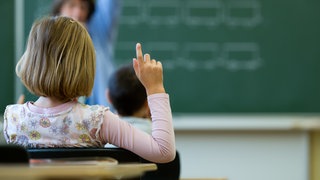 Für hochbegabte Kinder ist es längst nicht immer die beste Wahl, eine Klasse zu überspringen. 