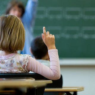 Für hochbegabte Kinder ist es längst nicht immer die beste Wahl, eine Klasse zu überspringen. 