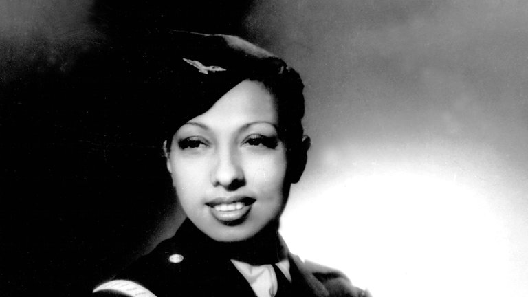 Josephine Baker (1906 - 1975) 1948 als Sous-Lieutenant der französischen Armée de l’air: Bananenrock, Charleston und viel nackte schwarze Haut – rassistisch-stereotype Klischees prägen bis heute das Bild des ersten afroamerikanischen Weltstars. 