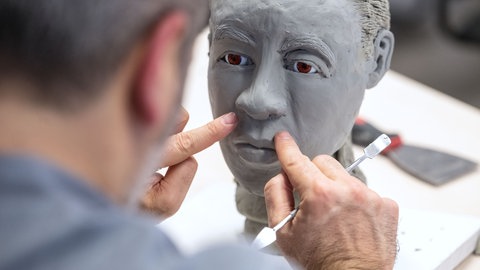 Workshop zur Nachmodellierung an einem Phantom-Schädel: Spezialisten können das Gesicht eines Menschen nachbilden, von dem nur noch der Schädel übrig ist. Das kann in der Kriminalistik bei der Aufklärung von Cold Cases helfen.