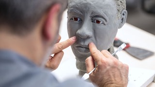 Workshop zur Nachmodellierung an einem Phantom-Schädel: Spezialisten können das Gesicht eines Menschen nachbilden, von dem nur noch der Schädel übrig ist. Das kann in der Kriminalistik bei der Aufklärung von Cold Cases helfen.