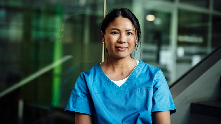 Junge asiatische Pflegekraft: In Europa fehlen Pflegekräfte, jetzt werden sie in armen Ländern rekrutiert. In Deutschland arbeiten zum Beispiel schon 12.000 philippinische Pflegekräfte, fast alle weiblich. 