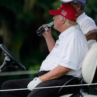 Symbolbild: Donald Trump trinkt Diät-Cola, 2022
