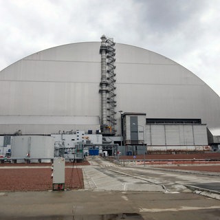 Die neue sichere Umschließung versiegelt die auch als Sarkophag bekannte temporäre Struktur, die 1986 über den Trümmern des 4. Reaktors des Kernkraftwerks Tschernobyl errichtet wurde.
