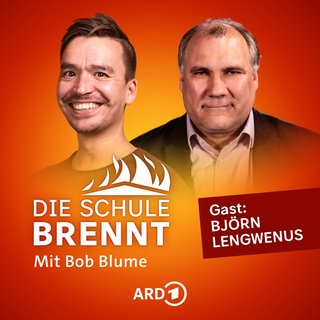Björn Lengwenus und Bob Blume auf dem Podcast-Cover von "Die Schule brennt – Mit Bob Blume"