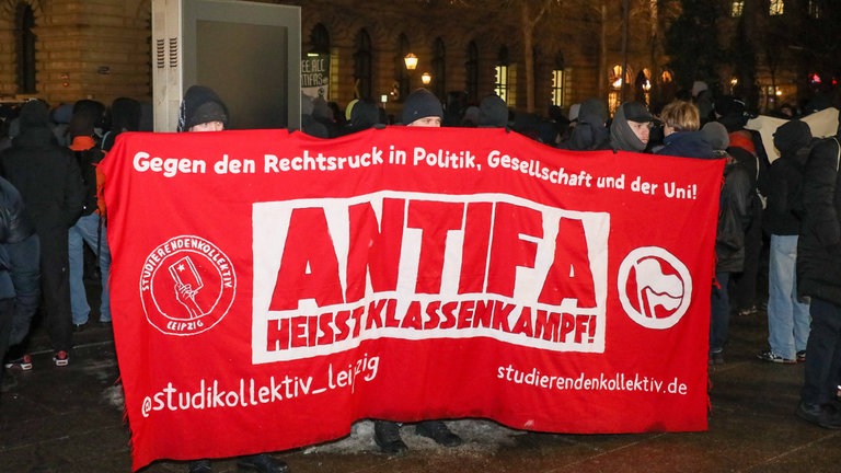 Demonstranten am 4.2.2026 auf dem Wilhelm-Leuschner-Platz in Leipzig protestieren gegen das Urteil gegen die non-binäre Person Maja T. aus Jena. T. war rechtswidrig nach Ungarn ausgeliefert worden und wurde dort zu einer Gefängnisstrafe verurteilt.