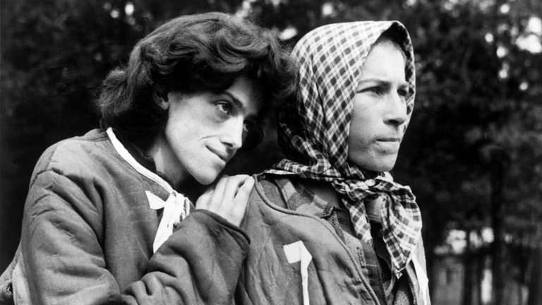 Zwei Frauen im KZ Bergen-Belsen nach der Befreiuung im April 1945: Der Zweite Weltkrieg war am 8. Mai 1945 zwar zu Ende, doch das traumatische Erleben des Holocaust, von Flucht und Vertreibung, Bombardierung und Hungersnot prägte die Menschen. 