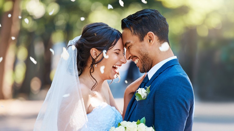 Verliebtes glückliches Brautpaar: Um Hochzeiten ist ein regelrechter Hype entstanden. Wer heute heiratet, möchte das oft groß inszenieren. Das öffentliche Liebesbekenntnis und die Sehnsucht nach privatem Glück sind für viele Paare sehr wichtig.