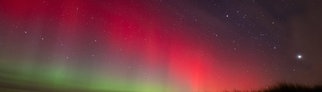 Nordlichter über Dierhagen in Deutschland 2024. Trifft ein Sonnensturm die Erde, können diese Polarlichter zu sehen sein.