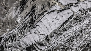 Elementares Silizium mit verschiedenen Brüchen: Bei der Frage, ob es ein Leben ohne Sauerstoff und Wasser geben könnte, spielt Silizium eine wichtige Rolle.