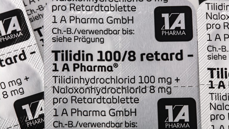 Tilidin-Schmerztabletten in Blisterpackung: Tilidin, Oxycodon, Xanax – viele Teenager kennen die Namen dieser Medikamente vom Schulhof und aus Rapsongs. Wie der Suchtgefahr entgegenwirken?