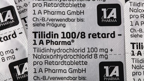 Tilidin-Schmerztabletten in Blisterpackung: Tilidin, Oxycodon, Xanax – viele Teenager kennen die Namen dieser Medikamente vom Schulhof und aus Rapsongs. Wie der Suchtgefahr entgegenwirken?