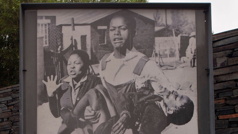 Foto von Sam Nzima im Hector-Pieterson-Gedenkmuseum: Mbuyisa Makhubu versucht 1976 in Soweto, den verwundeten Hector Pieterson, zu retten, begleitet von Hectors Schwester Antoinette. In einer nahegelegenen Klinik wurde der 13-Jährige für tot erklärt.