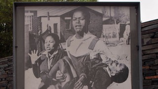 Foto von Sam Nzima im Hector-Pieterson-Gedenkmuseum: Mbuyisa Makhubu versucht 1976 in Soweto, den verwundeten Hector Pieterson, zu retten, begleitet von Hectors Schwester Antoinette. In einer nahegelegenen Klinik wurde der 13-Jährige für tot erklärt.