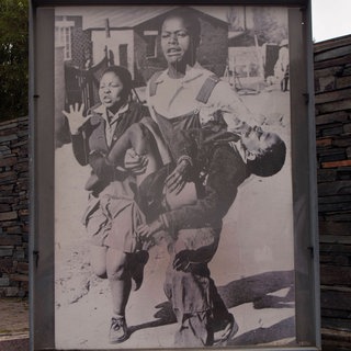 Foto von Sam Nzima im Hector-Pieterson-Gedenkmuseum: Mbuyisa Makhubu versucht 1976 in Soweto, den verwundeten Hector Pieterson, zu retten, begleitet von Hectors Schwester Antoinette. In einer nahegelegenen Klinik wurde der 13-Jährige für tot erklärt.
