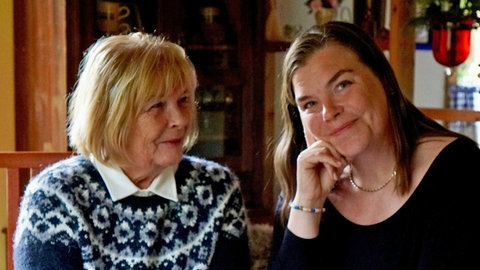 Hafdís Hafsteinsdóttir und Tochter Elísabeth. Ihre Mutter bzw. Großmutter Elisabeth Getrud Hundertmark aus Lübeck (vorne links im Bild) wanderte 1949 nach Island aus.