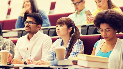 Studierende im Hörsaal: Die Zahl internationaler Studierender wächst: Im Wintersemester 202425 waren rund 402.000 eingeschrieben, vor allem aus Indien und China. Beliebt sind Ingenieurswissenschaften, Rechts-, Wirtschafts- und Sozialwissenschaften.