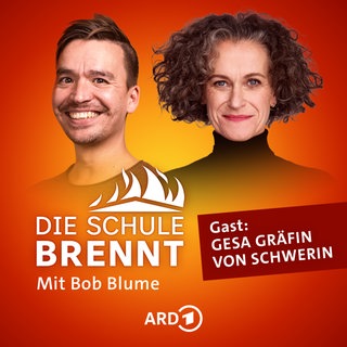 Gesa Gräfin von Schwerin und Bob Blume auf dem Podcast-Cover von "Die Schule brennt – Mit Bob Blume"
